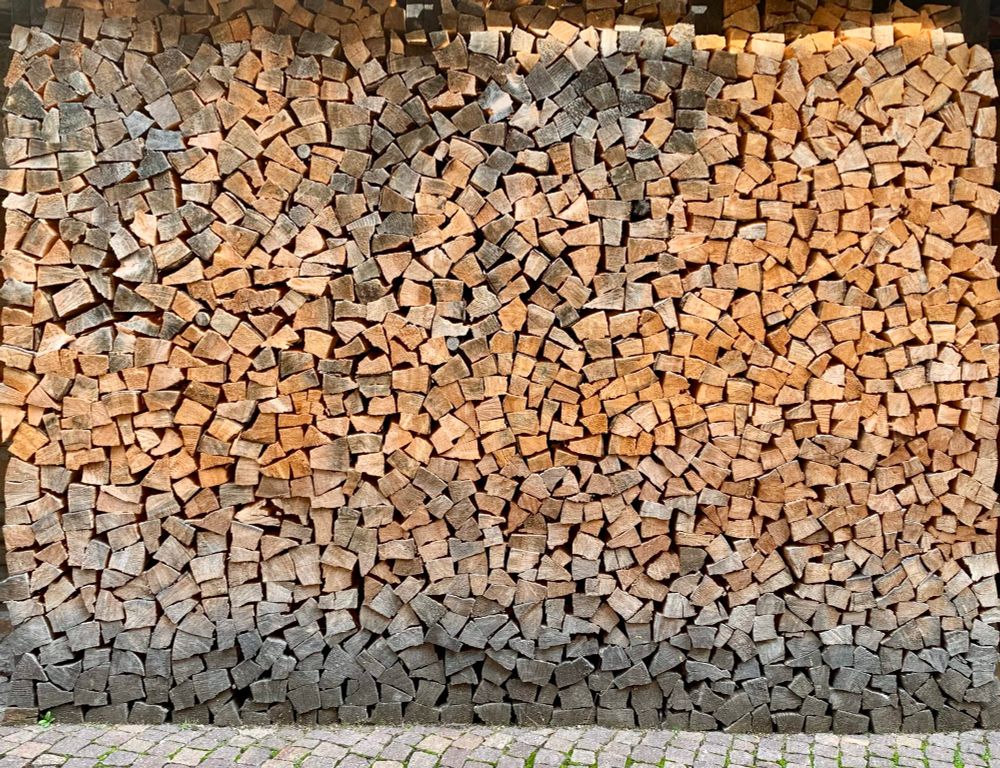 A large woodpile, similar to the two previous ones (this is the biggest – I’m guessing there are 500+ logs on display). At the bottom the logs are greyish, but there are other bits (top right, for example) where the wood is visibly fresher, with a yellow/orange tinge.