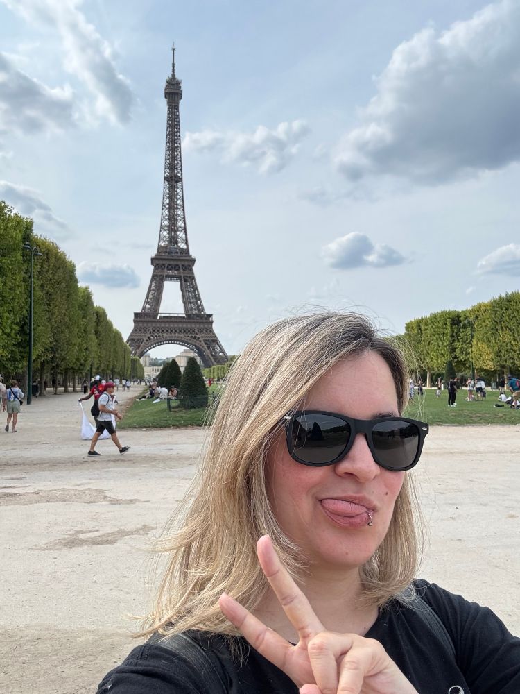 it’s me, in front of the eiffel tower 