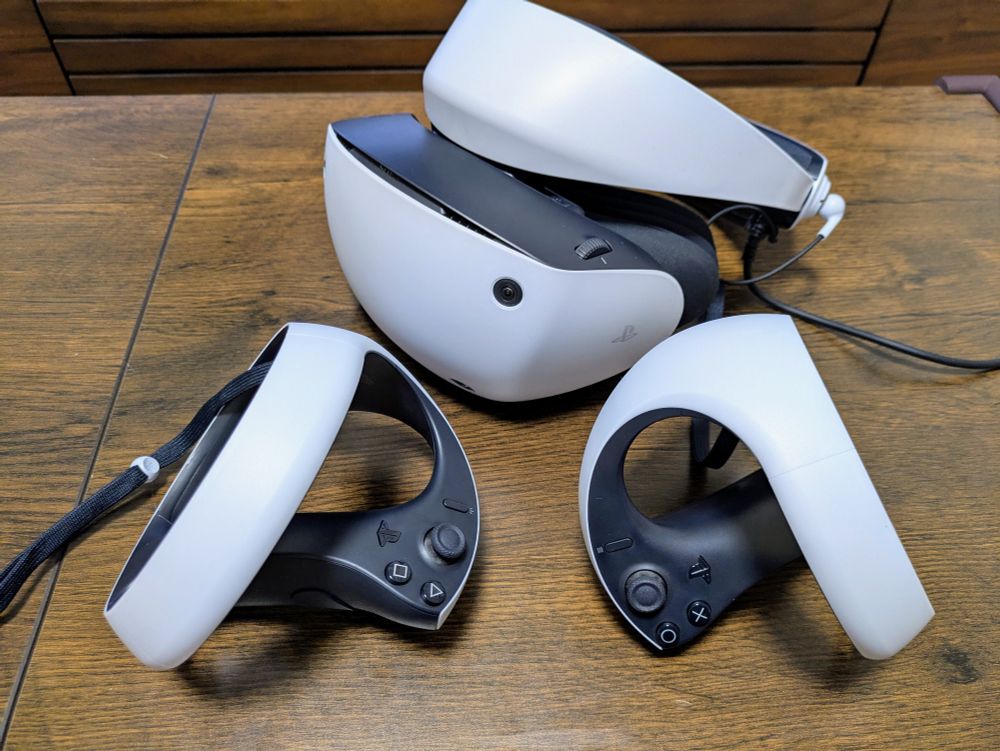 플레이스테이션 VR2 헤드셋 + VR Sense 컨트롤러(좌/우) 사진입니다. 전체적으로 PS5와 같은 화이트/블랙 투톤 컬러입니다.