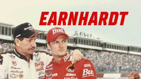 Portada de la serie Earnhardt, padre de blanco con un brazo sobre el hijo, ambos con mono de piloto con grada llena de público al fondo. 