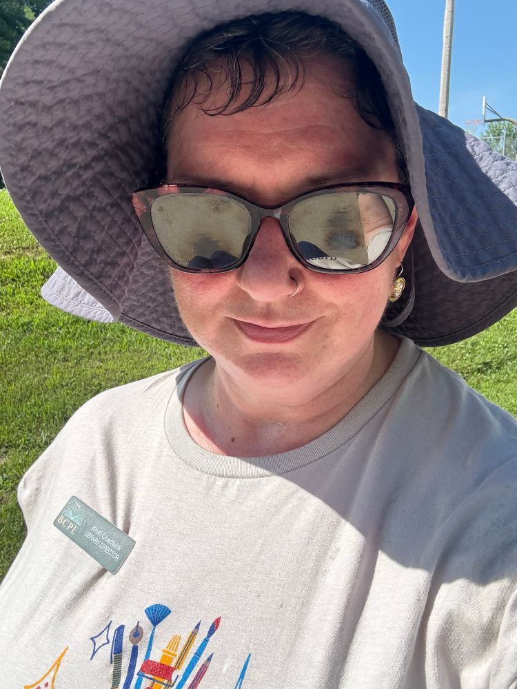 Woman with hat and large sunglasses 