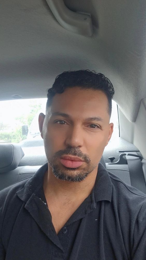 Jovem belissimo com cara de sono