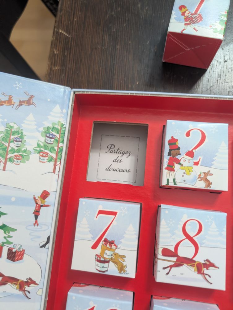 A closer look on the advent calendar, day 1. When removing the box, there is message "share some treats" in French