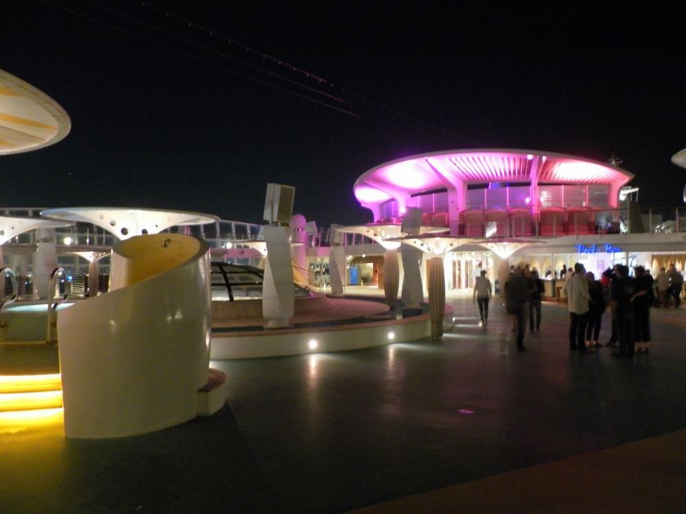 Party mit Tanz und buntem LED-Licht auf dem Deck der AIDA