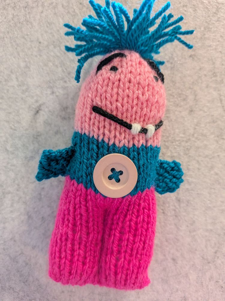 knitted minimonster 