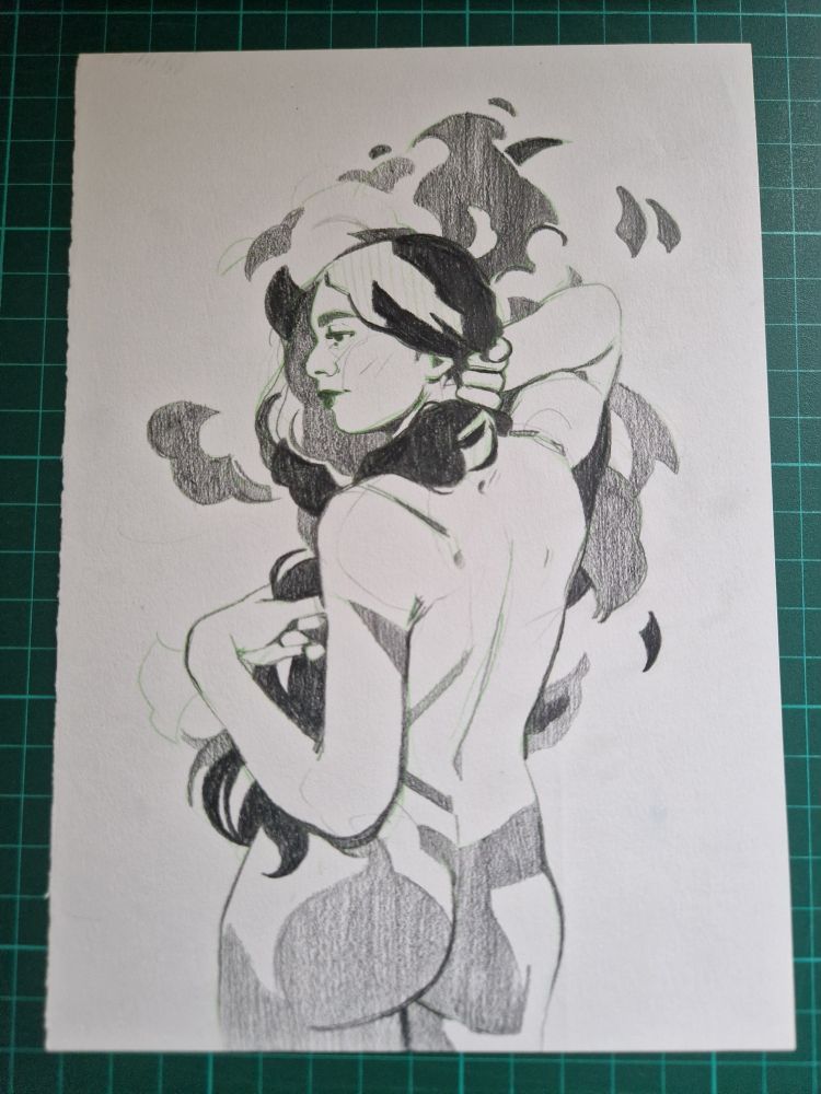 Croquis d’un dessin au crayon de papier d’une femme vue de 3/4 dos. Elle tient ses longs cheveux d’une main tandis que l’autre les démêle.