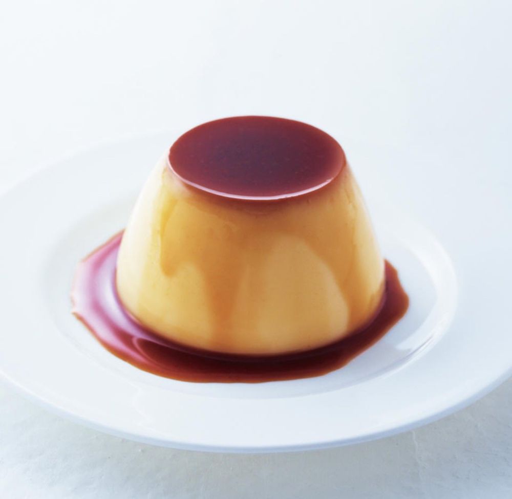 Photo d’un flanc avec le dessus marron et sa petite sauce caramel délicieuse 