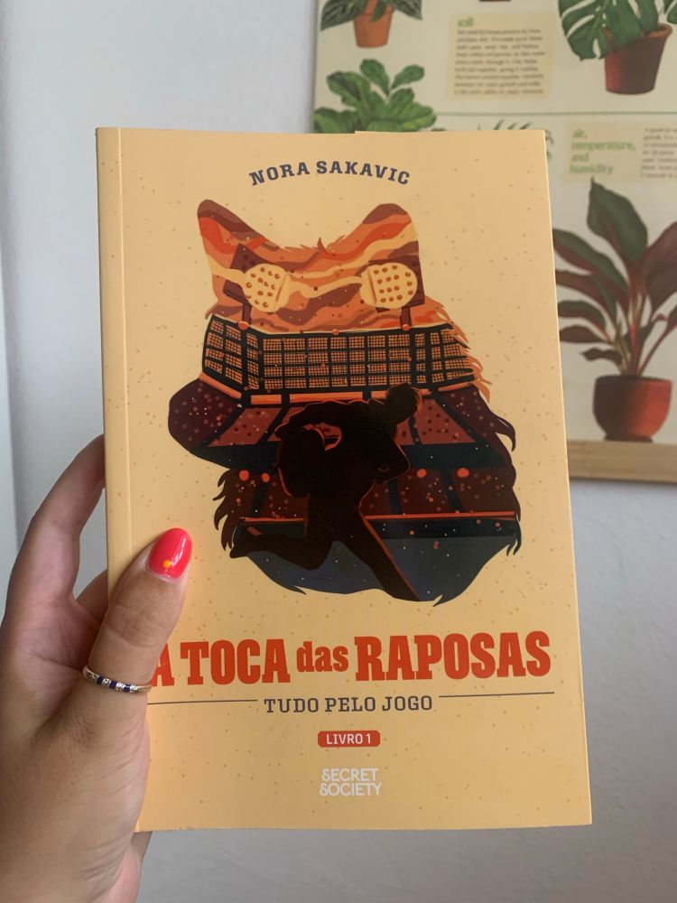 front cover of A Toca das Raposas (european portuguese edition Foxhole Court) published by Secret Society with art by artgent (@art.gent on instagram)