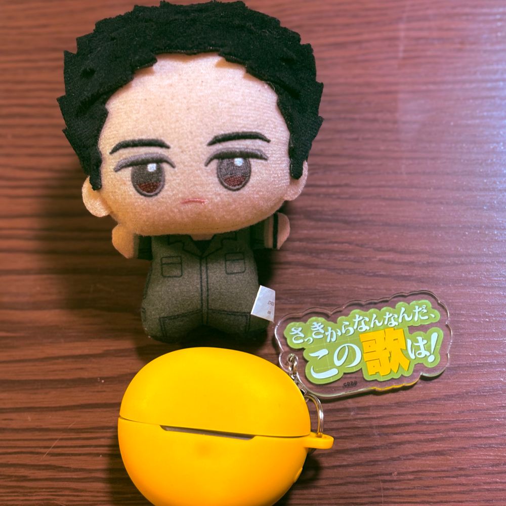 ちびさみくんとイヤホン　イヤホンには「さっきからなんなんだ、この歌は！」チャームがついている