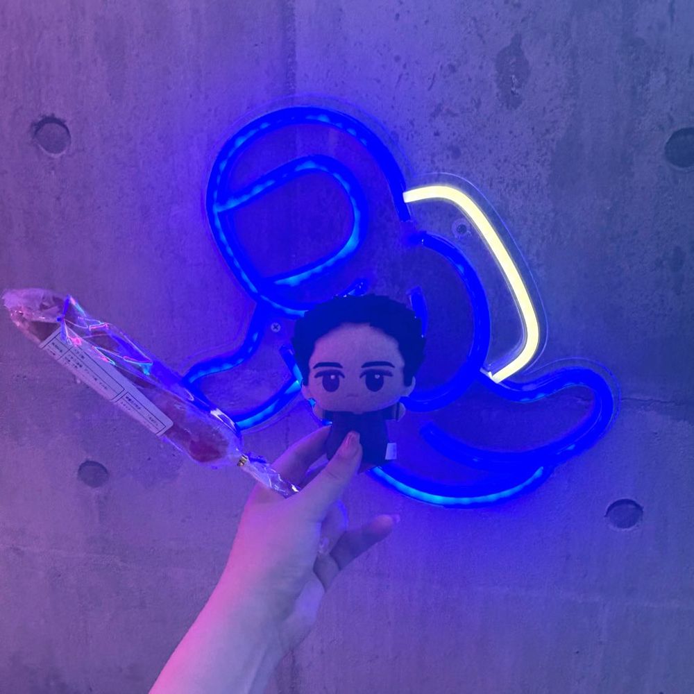 無人アイス販売店のネオン宇宙飛行士の胸に抱かれるちびさみくん