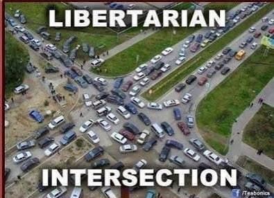 Photo d'un carrefour complètement bloqué par des voitures engagées n'importe comment. Deux mots en surimpression " libertarian intersection" 