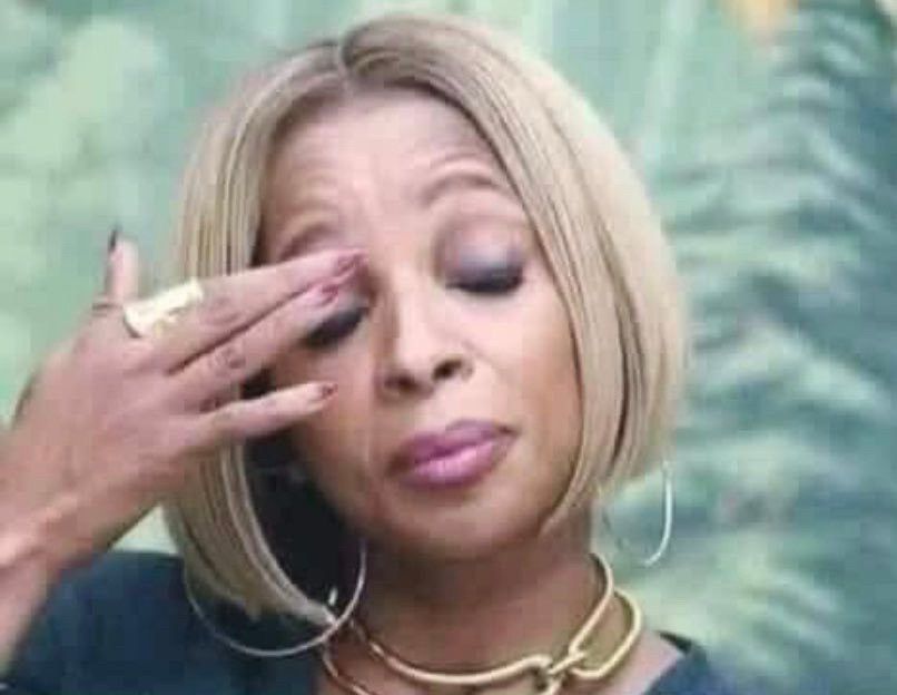 Mary J Blige touching her closed eyelid