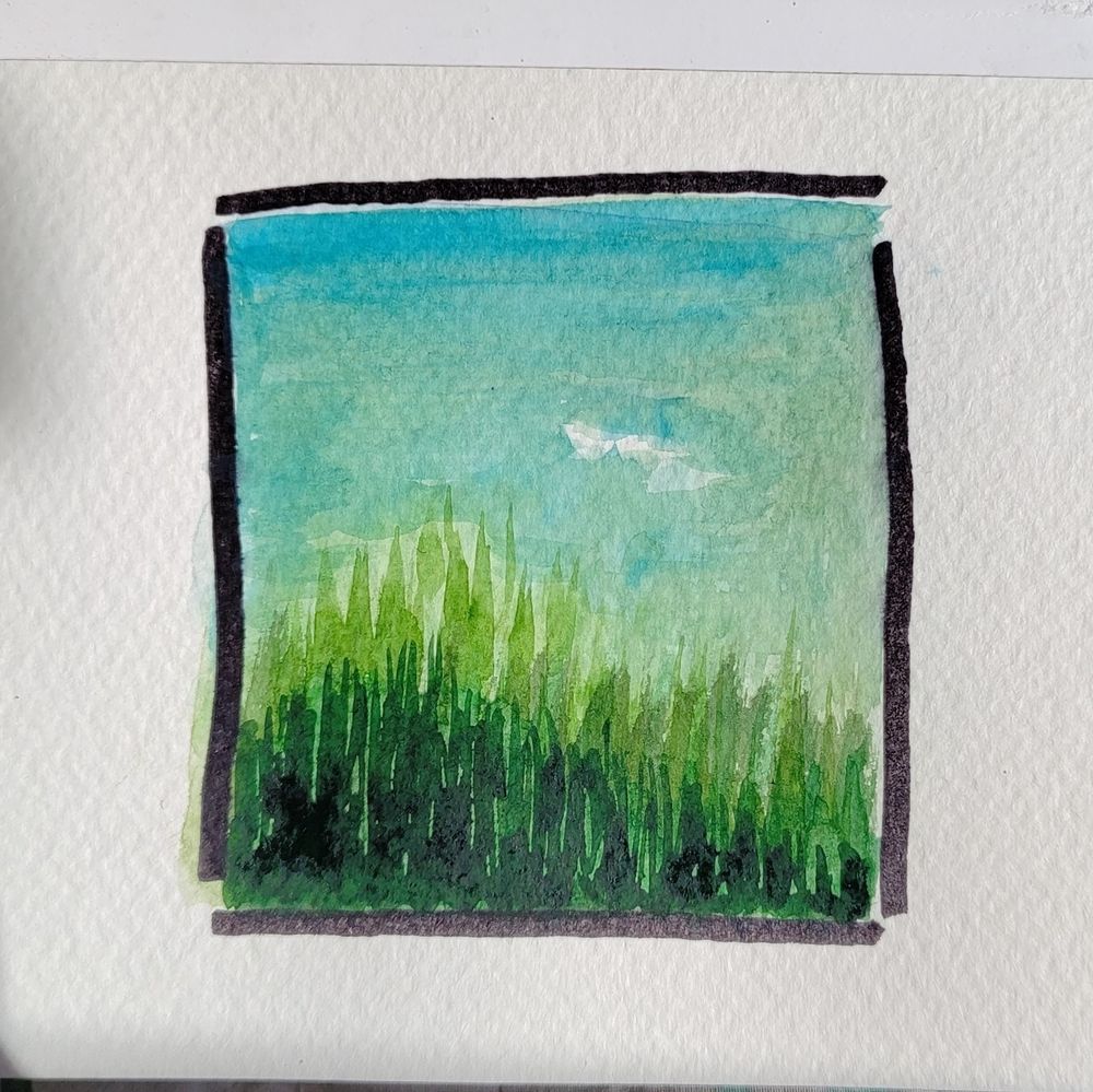 Petite miniature en aquarelle carré dans un cadre constitué de 4 traits de feutre noir épais et représentant sous un ciel bleu contenant un petit nuage blanc un colline forestière de conifères en dégradé de verts.