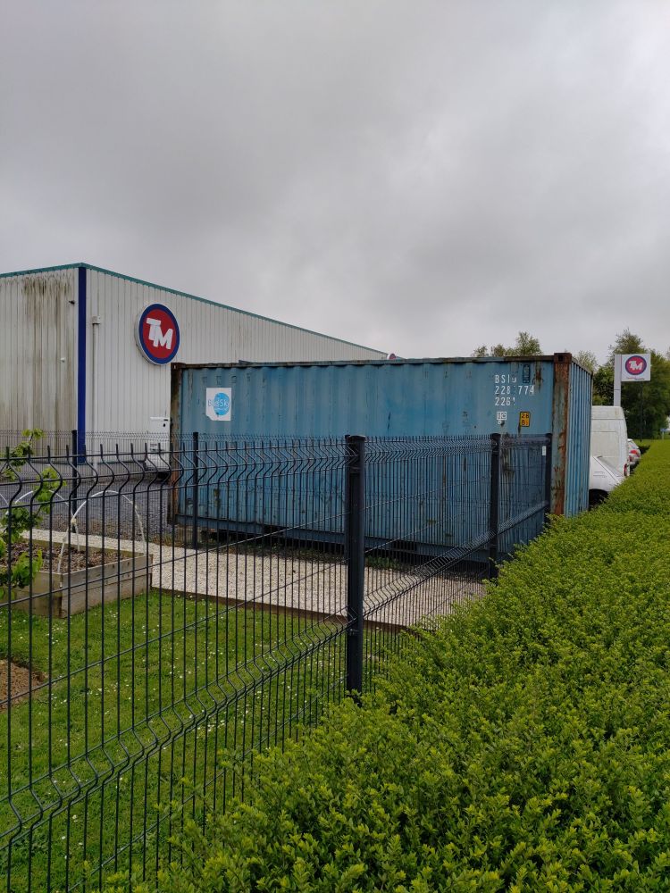 Conteneur maritime avec une marque Bluesky sur le côté