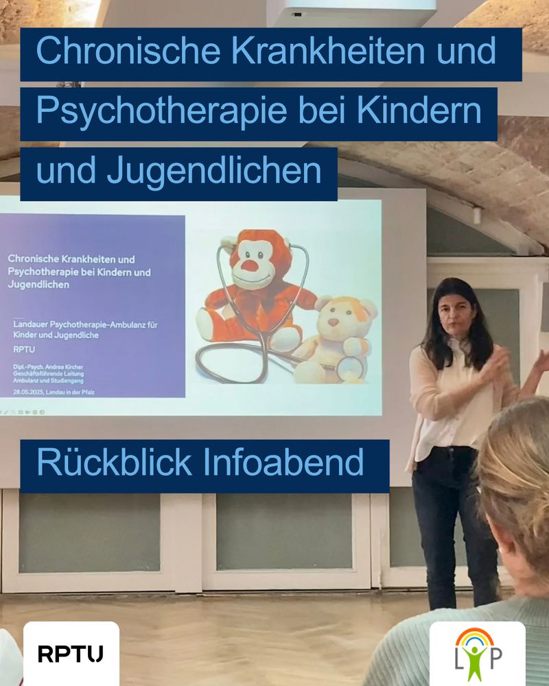 Eine Frau steht vor einer Leinwand, auf der ein Kuscheltier-Affe mit einem Stethoskop und ein Teddybär zu sehen ist. Daneben steht “Chronische Krankheiten und Psychotherapie bei Kindern und Jugendlichen“