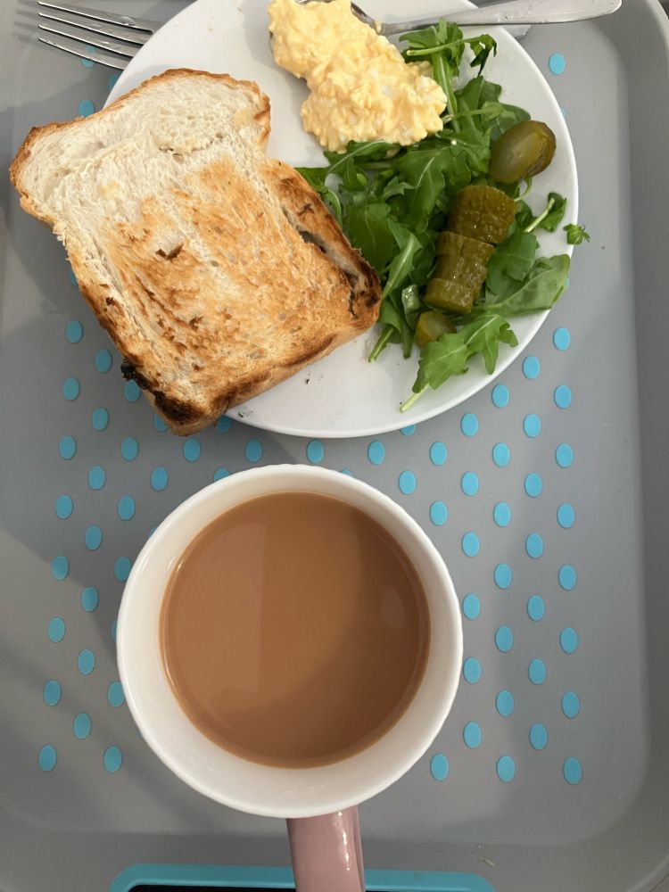 トースト、エッグマヨ、ルッコラの上に切ったきゅうりピクルス、ミルクティー