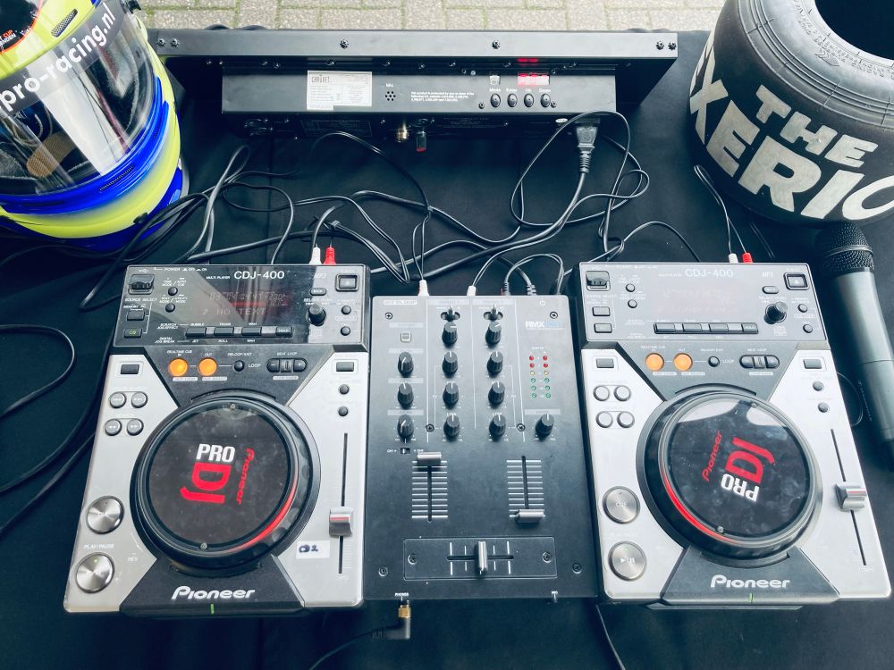dj set up with 2x cdj-400 -reloop mixer