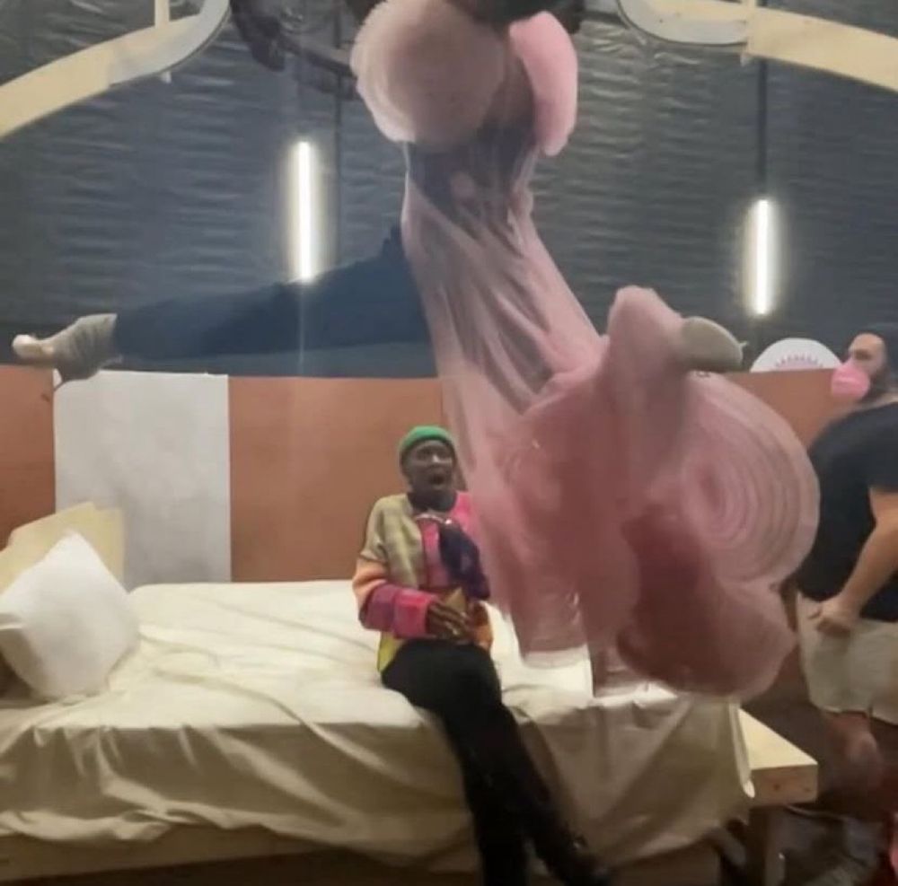 ariana jumping on the spinning light fixture for popular and cynthia being afraid 