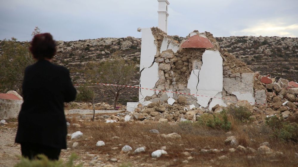 Ženska opazuje ruševine cerkve.
https://news.sky.com/story/crete-earthquake-holiday-island-hit-by-large-6-4-magnitude-tremor-sparking-tsunami-warning-12432033
