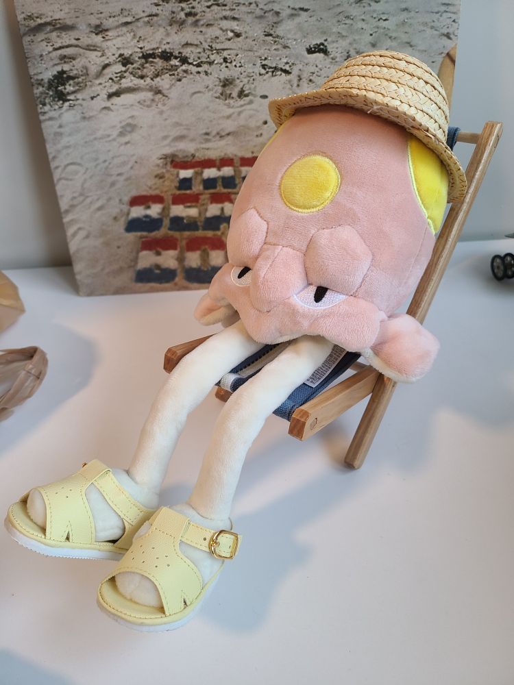 Toedscool with a straw hat and sandals relaxing in a beach chair