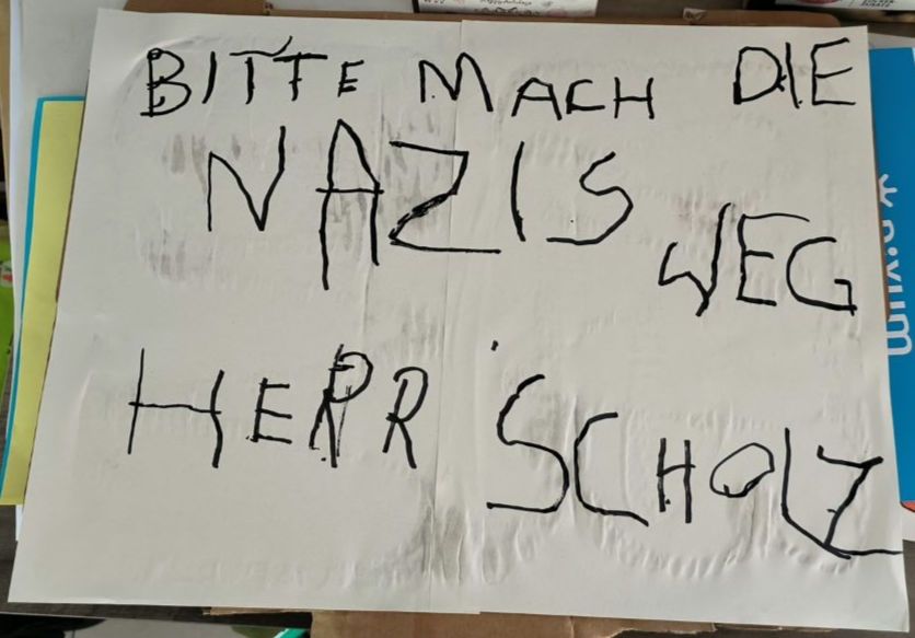 Demoplakat mit Kinderschrift:
"Bitte mach die Nazis weg Herr Scholz"