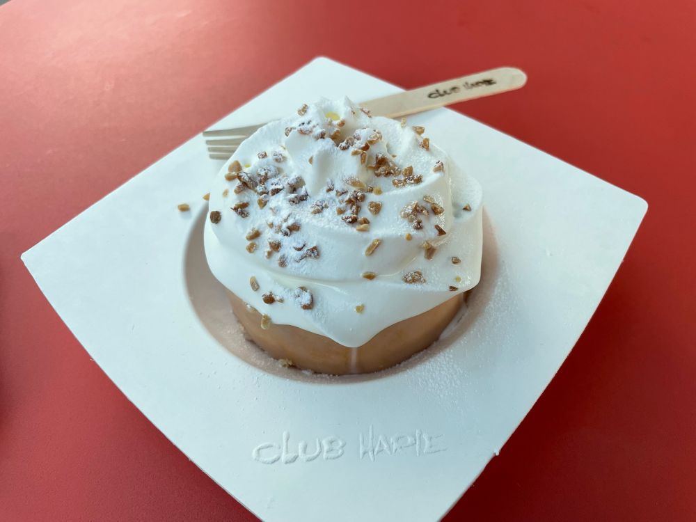 生クリームがいっぱい載ってるバウムクーヘン