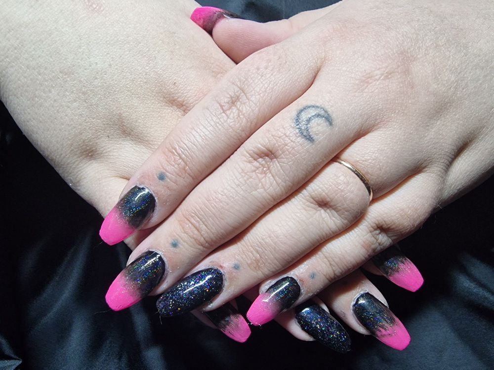 Pose de mes mains avec capsules. Dégradé noir vers rose et accent nail noir pailleté 