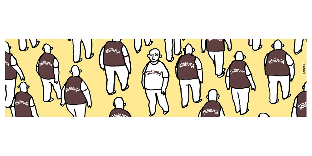 Tira em uma única imagem. Vários homens caminhando, todos de costas, todos usando um colete onde está escrito: “SEGURANÇA”. Apenas um deles está de frente, com um olhar aflito, e veste uma camiseta onde está escrito: “SOCORRO”.