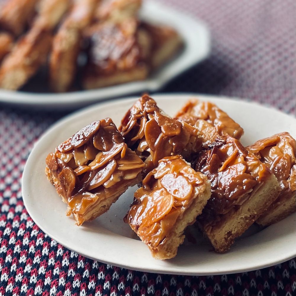 お皿に載った手作り焼き菓子 フロランタン