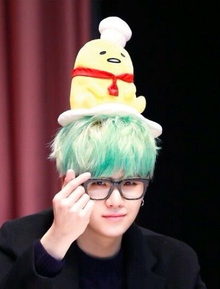 yoongi wearing a gudetama hat