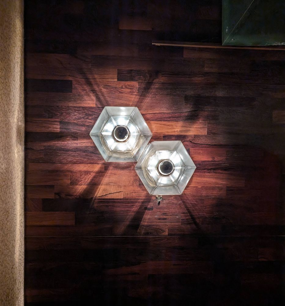 フォロワー100人だどうもいらっしゃい

生きてるお前らはわざわざここまで来たんだからさ、
ハートを押したり話しかけてきたり、もっと積極的であってくれよ

死んだ人間の呪いなんてまっぴらごめんなんだよ