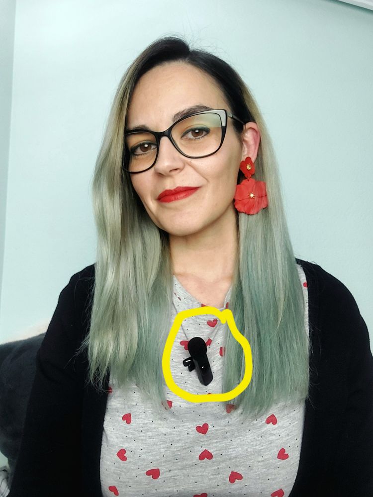 Yo misma con un micrófono de solapa enganchado a la camiseta, mostrando cómo se usa y de paso volviendo a mostrar una foto en la que estoy monísima de la muerte.