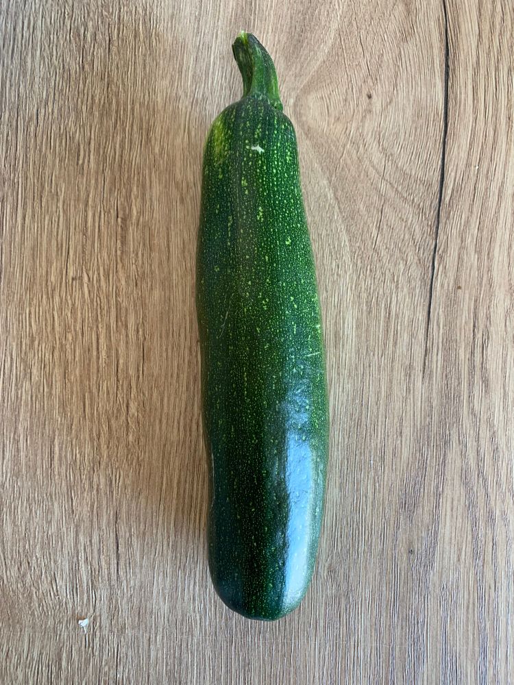 Eine etwas größere grüne Zucchini mit etwa 400 Gramm. 