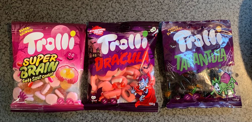 Drei Packungen Halloween Fruchtgummis liegen nebeneinander. Gehirne, Vampir Gebisse und Spinnen. 