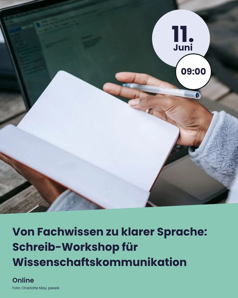 Zu sehen ist ein Notizbuch und ein Stift vor einem Notebook