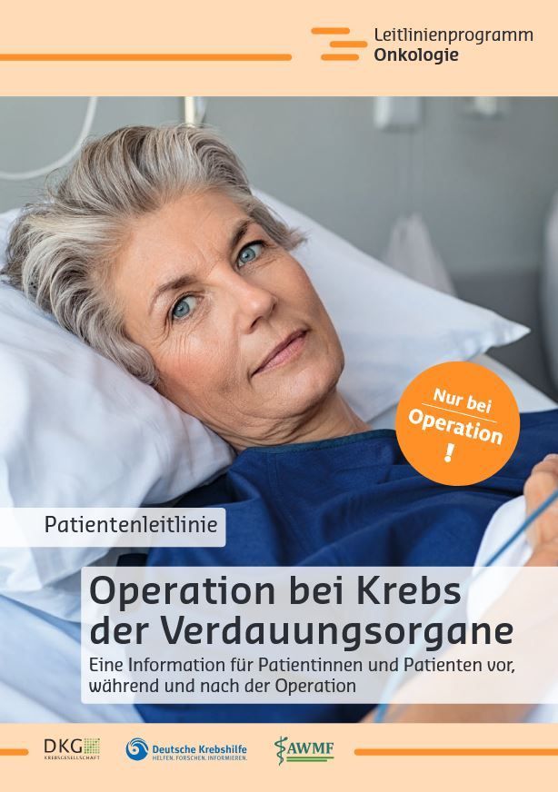 Titelseite der Patient*innen-Leitlinie "Operation bei Krebs der Verdauungsorgane". Zu sehen ist eine ältere Frau, die in einem Krankenhausbett liegt. Zudem sind die Logos des Leitlinienprogramm Onkologie, der Deutschen Krebsgesellschaft, der Deutschen Krebshilfe und der Arbeitsgemeinschaft der Wissenschaftlichen Medizinischen Fachgesellschaften zu sehen.
