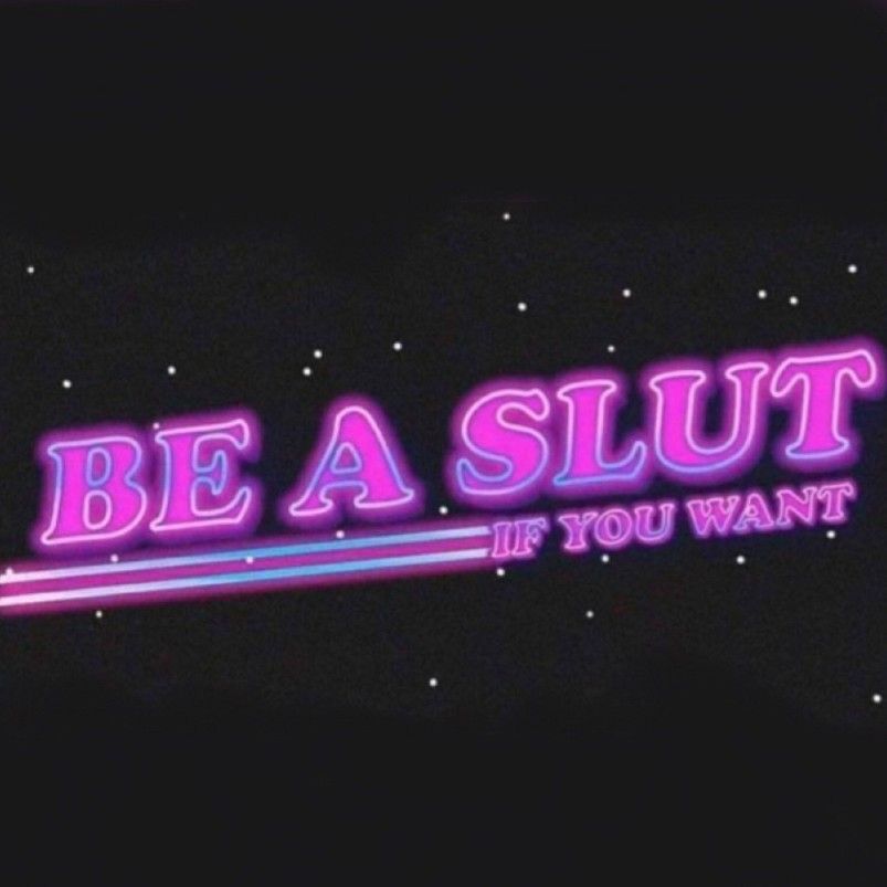 on a black background he writes in fuchsia pink « be a Slut if you want » 