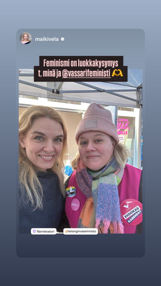 Yhteiskuva Mai Kivelän kanssa. Teksti kuvassa: Feminismi on luokkakysymys.