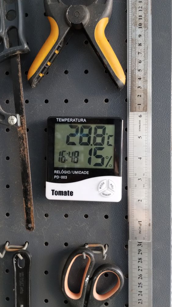 Um relógio digital, exibindo a temperatura de 28,8ºC, umidade relativa do ar em 15% e o horário, 16h48