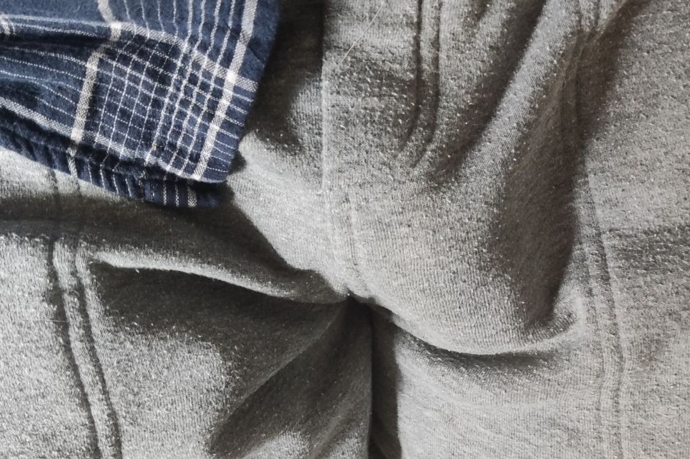 Moletom cinza com contorno do pênis aparecendo