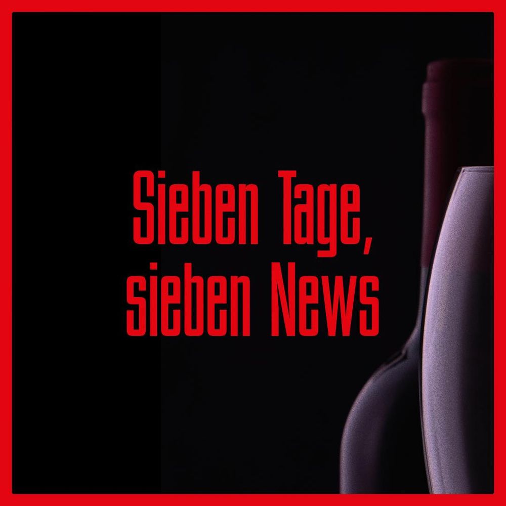 Ein Quadrat mit schwarzem Hintergrund und einem roten Rahmen. In der Mitte des Quadrats steht "Sieben Tage, sieben News". Am rechten Rand des Quadrats ist eine Flasche Rotwein und ein Weinglas abgebildet.