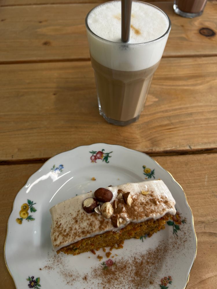 karottenkuchen und latte macchiato