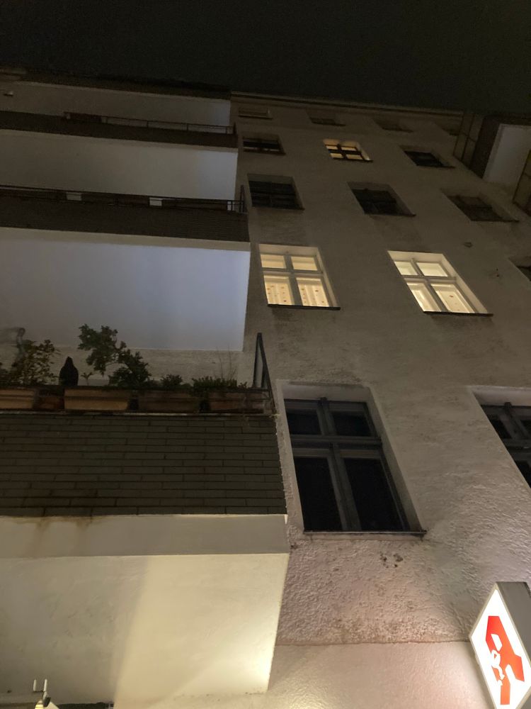 Häuserfassade der Goltzstraße 35, mit den alten Fenstern