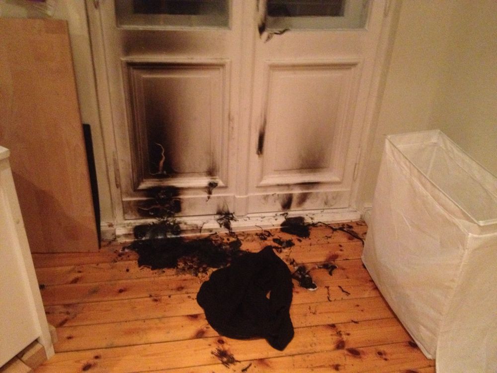 Nahaufnahme der Brandspuren am Boden vor der Balkontür.