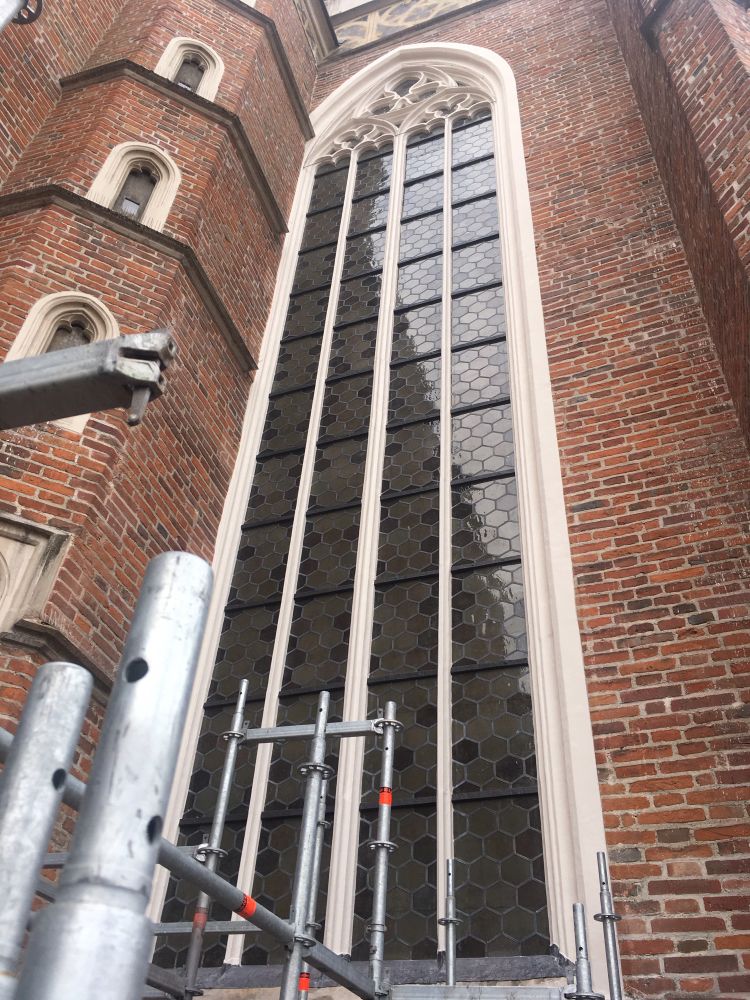 Fertig gestrichenes Kirchenfenster