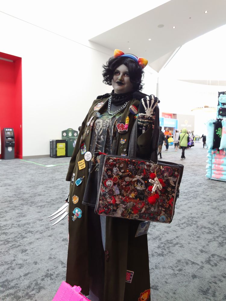 nepeta cosplayer holds karkat itabag