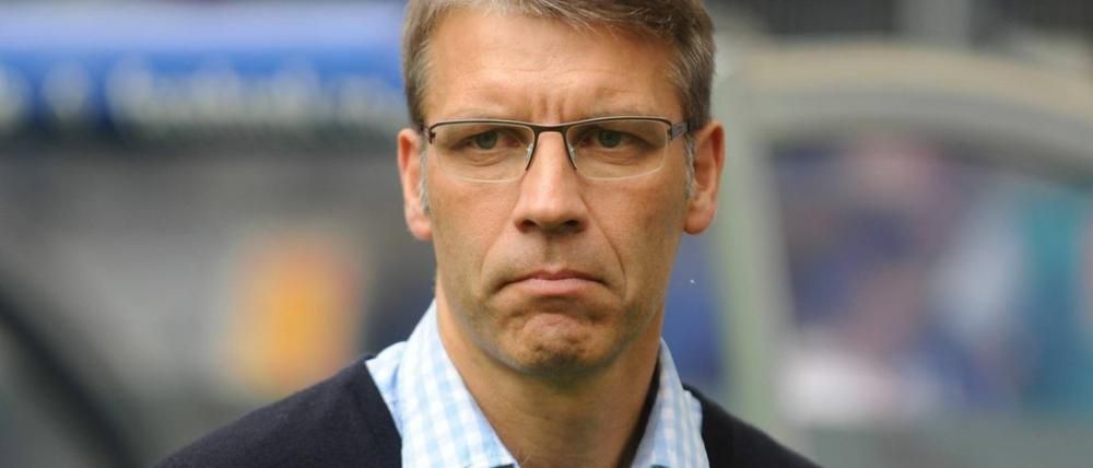 Peter Knäbel verzieht seinen Mund. Wahrscheinlich weil er gerade seinen Rucksack im Park vergessen hat