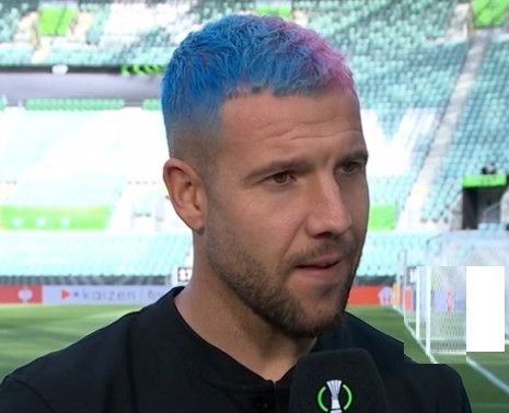 Autor Ruibal mit hellblau-pink gefärbten Haaren