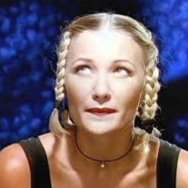 a cantora Whigfield, loura de tranças em frente a um fundo azul