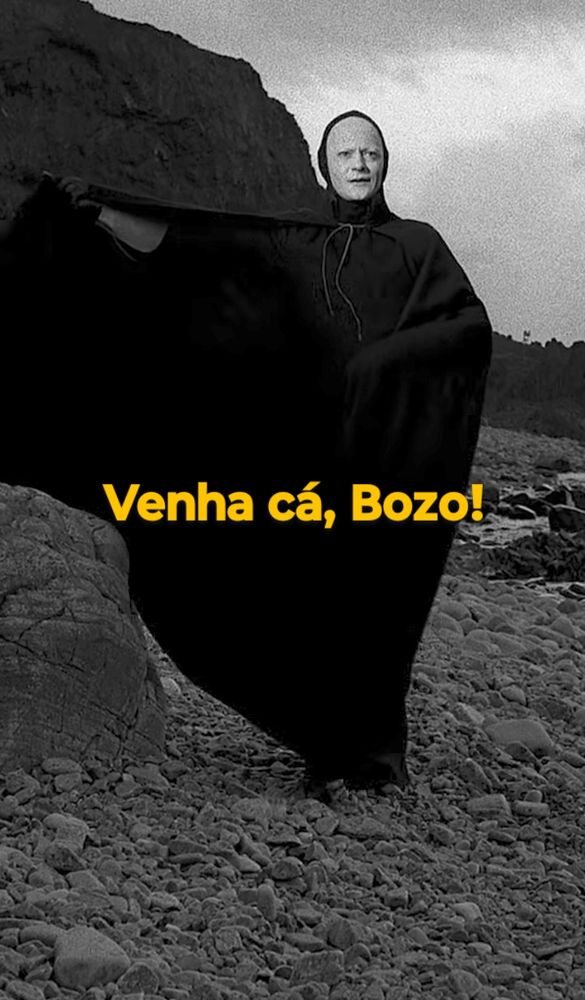 homem vestido de preto com um braço segurando a capa aberta